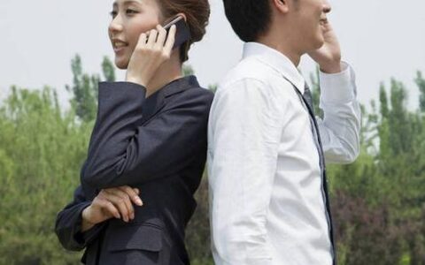 两个人同时给一个人打电话会怎样？