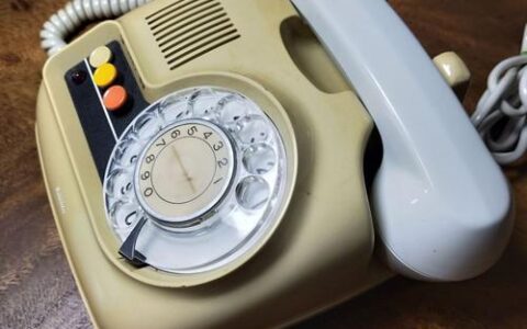 插卡老式电话：复古风潮下的实用选择