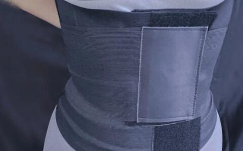 护腰带宽的在上还是在下？